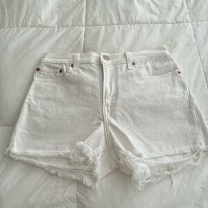 White Levi’s shorts